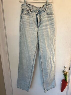 Light Wash Women’s Straight Leg Jeans